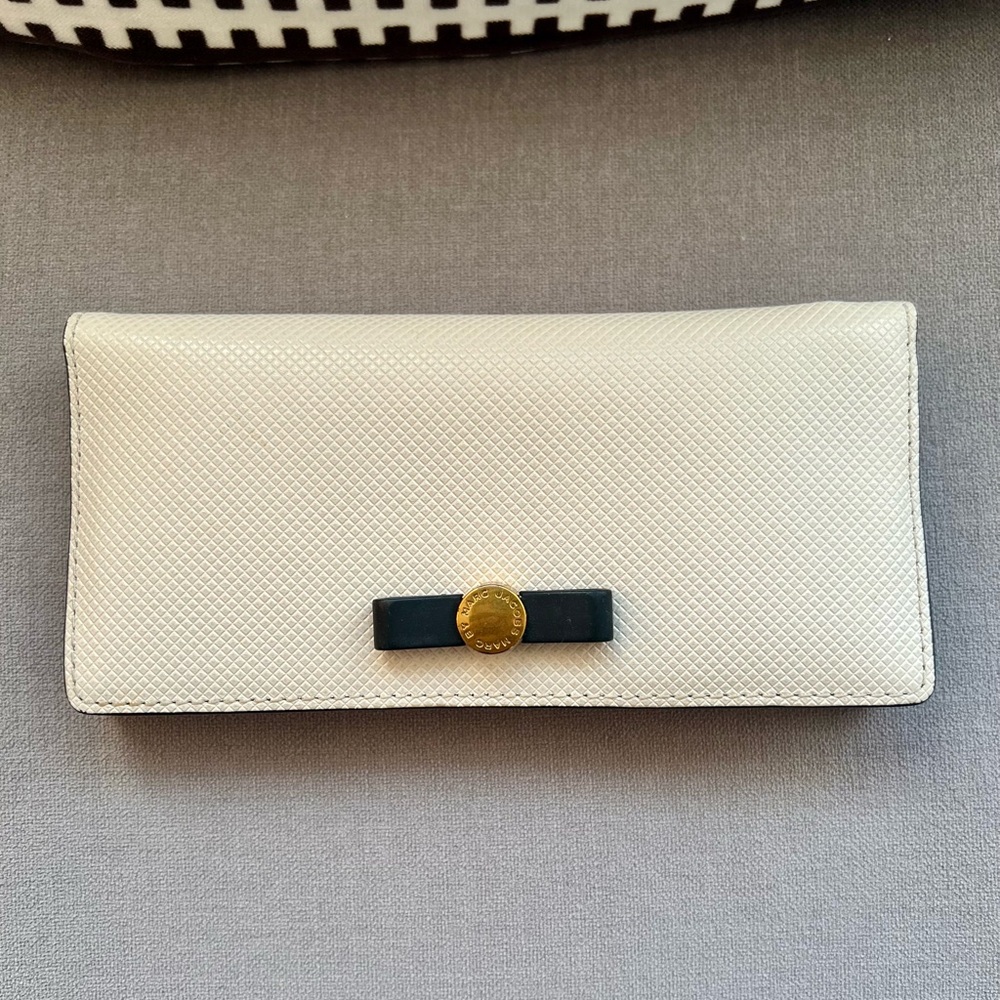 Marc by Marc Jacobs Bow Leather Wallet – Taupe Gray with Gold Detail